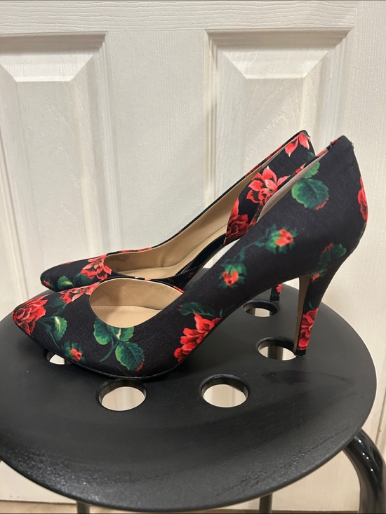 Vince Camuto Shoes - Vince Camuto Floral Pumps Size 9.5